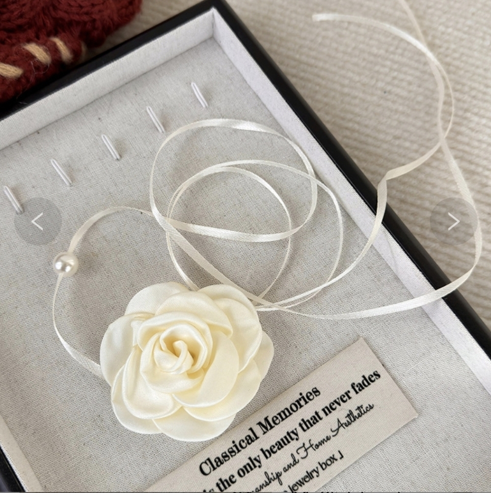 Elegant Cream Rose Ribbon Choker